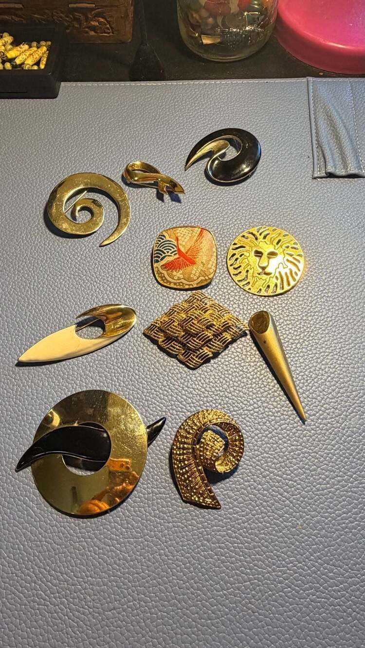 Vintage Gold Tone Brooch Lot